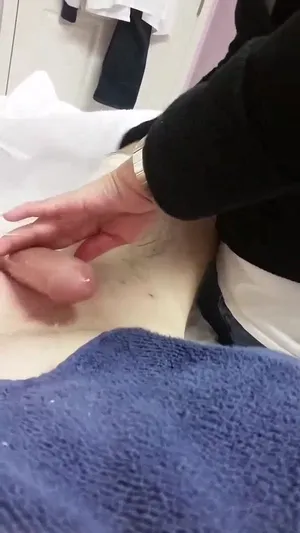 섬세하게 봐주는 왁싱샵 여사장님.  한국야동 국산야동