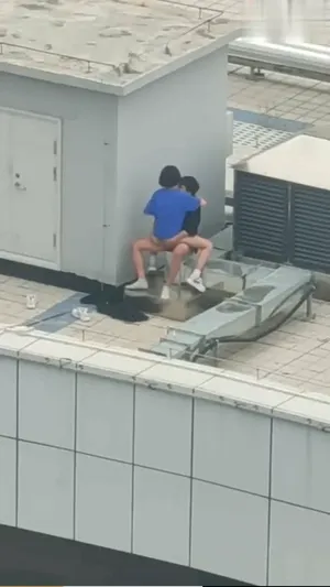 점심시간 여친 옥상으로 불러내서 숏타임  한국야동 국산야동
